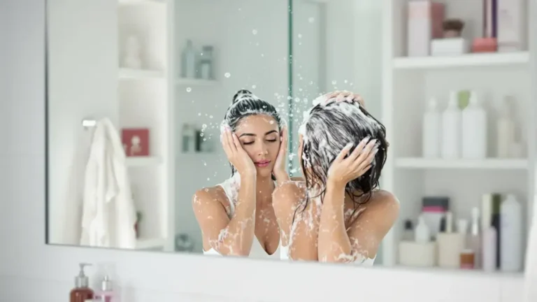 Als je haar er plat uitziet, schuilt de oorzaak vaak in de manier waarop je de conditioner uitspoelt