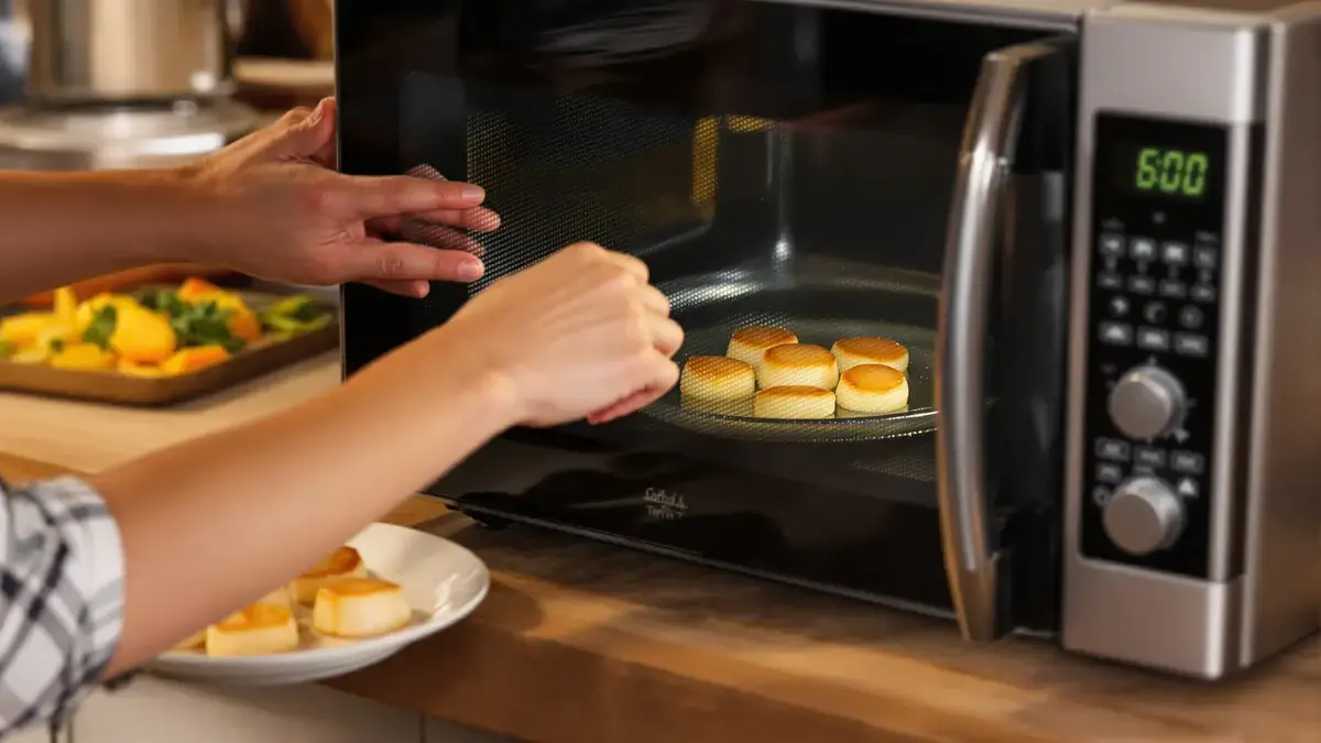 Jakobsschelpen ontdooien in de magnetron: mogelijk, maar onder bepaalde voorwaarden