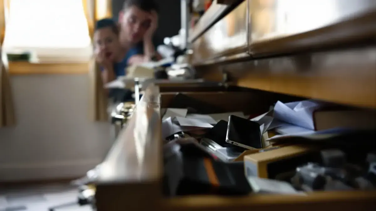 Waarom het bewaren van een oude telefoon onderin een lade een slecht idee is