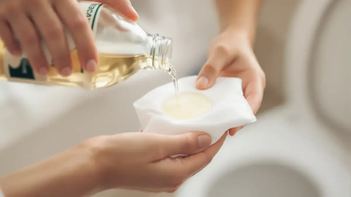 Een eenvoudig met azijn doordrenkt wattenschijfje neutraliseert toiletgeuren waar gewone producten tekortschieten