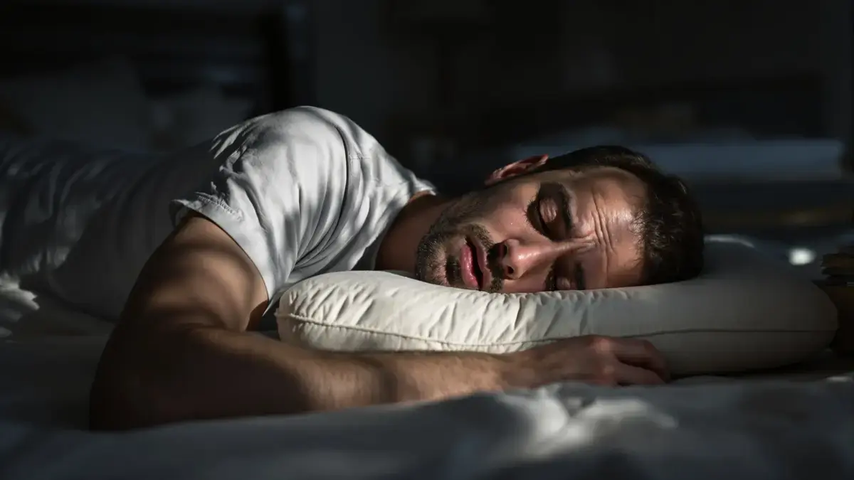 Een zeer veelvoorkomende slaaphouding kan chronische zenuwspanningen veroorzaken