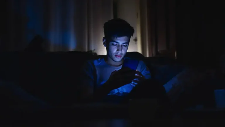 Deze gewoonten op sociale media onthullen een diepe eenzaamheid die velen negeren ondanks de zogenaamde vrienden