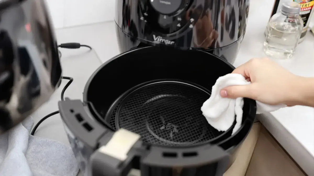 Deze simpele handeling met een veelvoorkomend ingrediënt voorkomt nare geurtjes in je airfryer na elk gebruik
